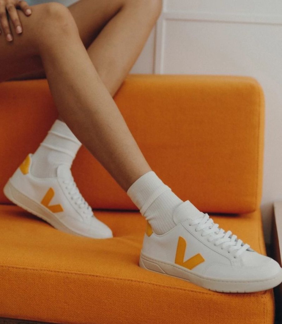 * Veja | V-12 Leather Extra White / Ouro | Sneakers